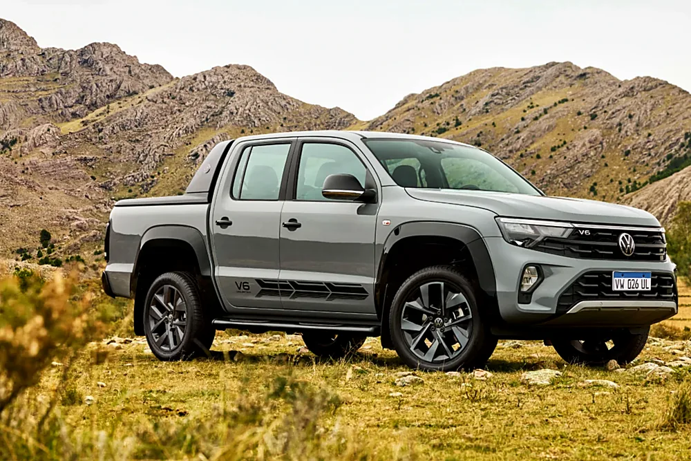 Volkswagen Amarok V6 gris en un paisaje de montaña