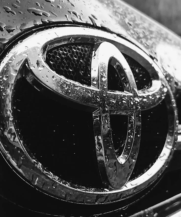 Emblema de Toyota con gotas de lluvia, foto en blanco y negro